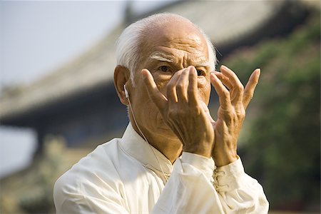 Homme fait Kung Fu à l'extérieur Photographie de stock - Premium Libres de Droits, Code: 640-02765336