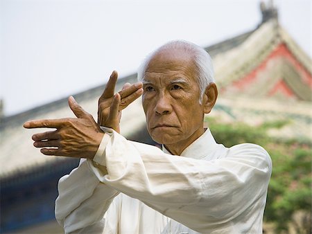 Homme fait Kung Fu à l'extérieur Photographie de stock - Premium Libres de Droits, Code: 640-02765333