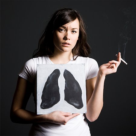 femme fumant avec black lungs Photographie de stock - Premium Libres de Droits, Code: 640-02765653