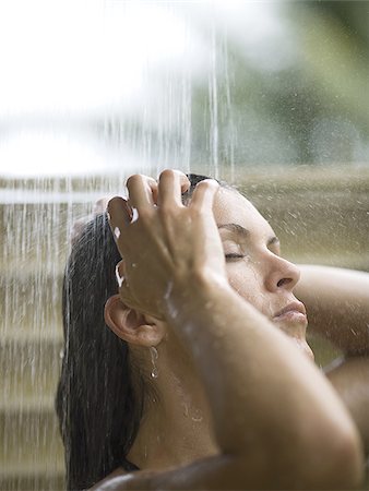 simsearch:640-01366031,k - Close-up of an adult woman having a bath Foto de stock - Sin royalties Premium, Código: 640-02766126