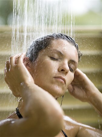 simsearch:640-01366031,k - Profile of an adult woman taking a shower Foto de stock - Sin royalties Premium, Código: 640-02766133