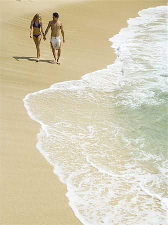 simsearch:640-02766382,k - Vue grand angle sur un jeune couple, main dans la main et en marchant sur la plage Photographie de stock - Premium Libres de Droits, Code: 640-02766299