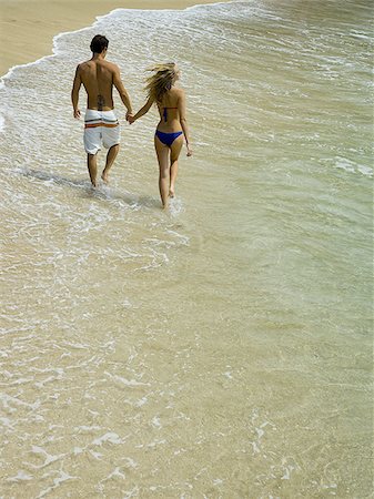 simsearch:640-02947665,k - Rückansicht eines jungen Paares, Hand in Hand und laufen am Strand Stockbilder - Premium RF Lizenzfrei, Bildnummer: 640-02766301
