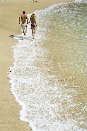 simsearch:640-02947665,k - Rückansicht eines jungen Paares, Hand in Hand und laufen am Strand Stockbilder - Premium RF Lizenzfrei, Bildnummer: 640-02766302