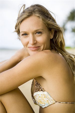 simsearch:640-01360425,k - Portrait d'une jeune femme assise sur la plage Photographie de stock - Premium Libres de Droits, Code: 640-02766363
