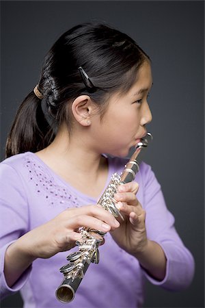 simsearch:640-03257223,k - Gros plan d'une jeune fille jouant de la flûte Photographie de stock - Premium Libres de Droits, Code: 640-02766461