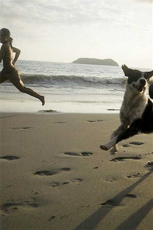 simsearch:640-02777951,k - Profil d'une jeune femme et son chien sur la plage Photographie de stock - Premium Libres de Droits, Code: 640-02766512