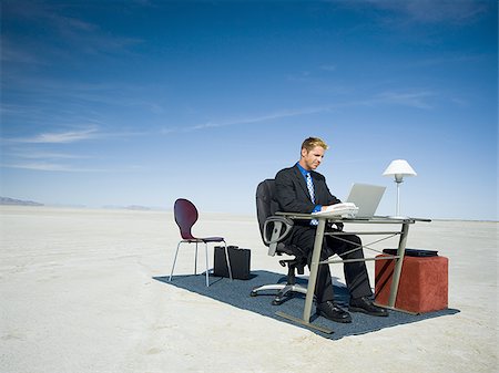Homme d'affaires travaillant sur un ordinateur portable Photographie de stock - Premium Libres de Droits, Code: 640-02766698