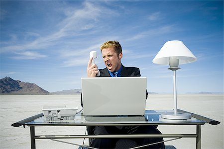 Gros plan d'un homme d'affaires hurlant devant un récepteur téléphonique Photographie de stock - Premium Libres de Droits, Code: 640-02766700