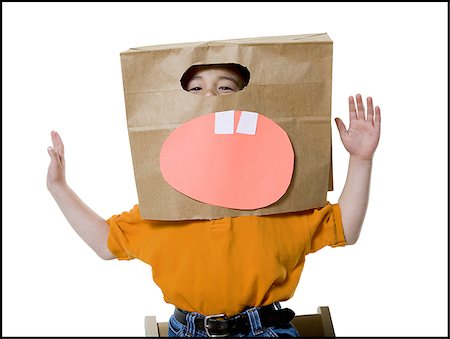 Portrait d'un garçon portant un sac en papier au-dessus de sa tête Photographie de stock - Premium Libres de Droits, Code: 640-02766783