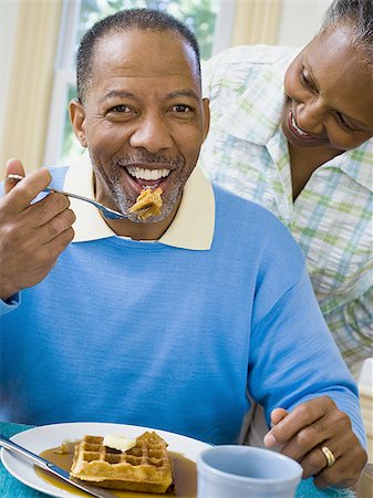 simsearch:649-07238340,k - Close-up of a senior man having breakfast with a senior woman behind him Foto de stock - Sin royalties Premium, Código: 640-02766898