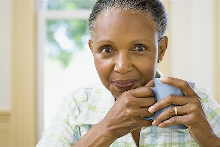 Portrait of a senior woman holding a cup of coffee Stock Photo - Premium Royalty-Free, Code: 640-02766906