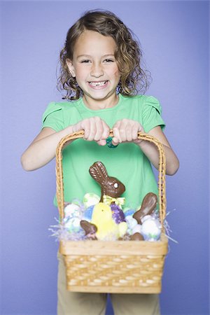 simsearch:640-02767010,k - Portrait of a girl holding Easter bunnies and Easter eggs in a wicker basket Foto de stock - Sin royalties Premium, Código: 640-02766971