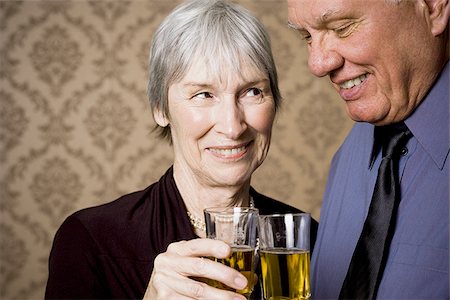 Portrait of an elderly couple holding glasses of wine Stock Photo - Premium Royalty-Free, Code: 640-02767074