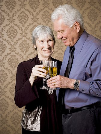 elegant old woman portrait - Portrait of an elderly couple holding glasses of wine Foto de stock - Sin royalties Premium, Código: 640-02767073