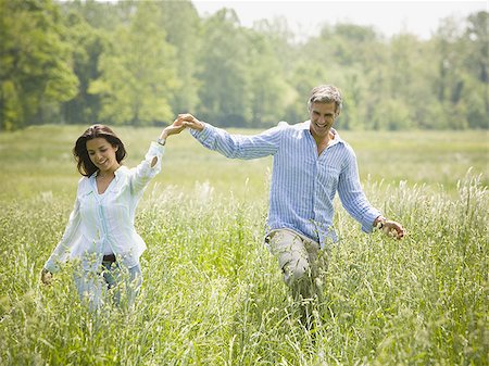 simsearch:640-01351082,k - man and a woman holding hands and running in a field Foto de stock - Sin royalties Premium, Código: 640-02767128