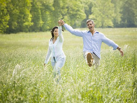 simsearch:640-02764691,k - man and a woman holding hands and running in a field Foto de stock - Sin royalties Premium, Código: 640-02767129