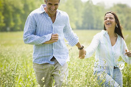 simsearch:640-01351082,k - man and a woman holding hands and running in a field Foto de stock - Sin royalties Premium, Código: 640-02767122