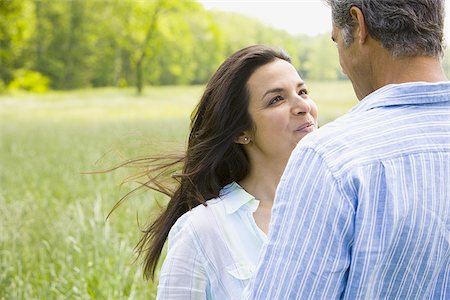 simsearch:640-02764691,k - Close-up of a man and a woman holding hands in a field Foto de stock - Sin royalties Premium, Código: 640-02767136