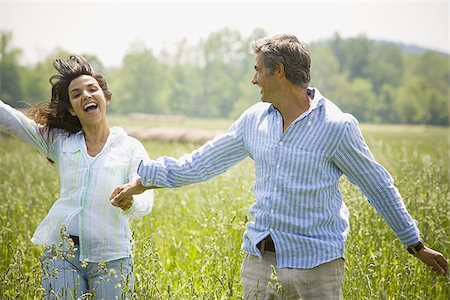 simsearch:640-02764691,k - man and a woman holding hands in a field Foto de stock - Sin royalties Premium, Código: 640-02767146