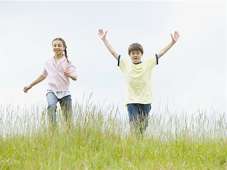 simsearch:695-03385376,k - Jungen und ein Mädchen in einem Feld Ausführen Stockbilder - Premium RF Lizenzfrei, Bildnummer: 640-02767257