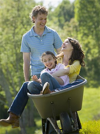 simsearch:640-01350492,k - Frau und ihre Tochter in ein Rad Barrow mit einem Mann neben ihnen sitzen Stockbilder - Premium RF Lizenzfrei, Bildnummer: 640-02767302