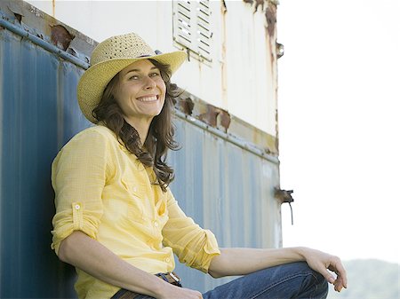 simsearch:640-02951833,k - Portrait of a woman wearing a straw hat Foto de stock - Royalty Free Premium, Número: 640-02767324