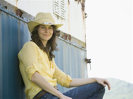 simsearch:640-02951833,k - Portrait of a woman wearing a straw hat Foto de stock - Royalty Free Premium, Número: 640-02767323