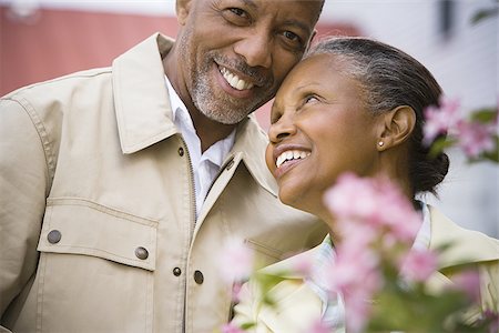 simsearch:640-02767067,k - Gros plan d'un senior homme et une femme senior souriant derrière les fleurs Photographie de stock - Premium Libres de Droits, Code: 640-02767414