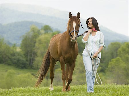 woman walking with a horse Foto de stock - Sin royalties Premium, Código: 640-02767483