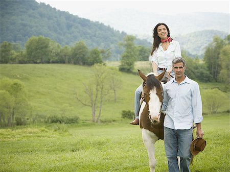 woman riding a horse with a man beside her Foto de stock - Sin royalties Premium, Código: 640-02767514