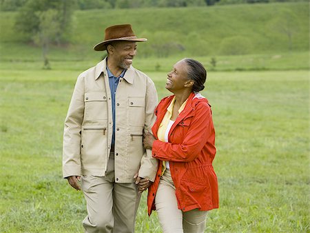 simsearch:640-01355984,k - Senior man and a senior woman walking in a field Foto de stock - Sin royalties Premium, Código: 640-02767527