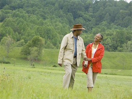 simsearch:640-01355984,k - Senior man and a senior woman walking in a field Foto de stock - Sin royalties Premium, Código: 640-02767529