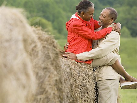 simsearch:640-02767411,k - Profile of a senior man and a senior woman embracing each other Stock Photo - Premium Royalty-Free, Code: 640-02767520