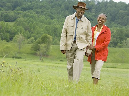 simsearch:640-01351888,k - Portrait of a senior man and a senior woman walking in a field Foto de stock - Royalty Free Premium, Número: 640-02767523