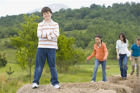 simsearch:640-02767193,k - woman and a man standing with their children on hay bales Stock Photo - Premium Royalty-Free, Code: 640-02767581