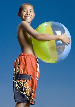 Portrait of a boy holding a beach ball Foto de stock - Sin royalties Premium, Código: 640-02767720