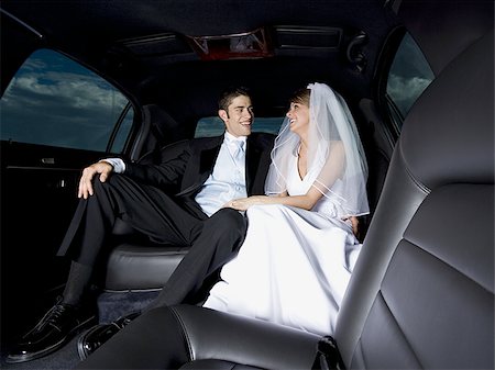 simsearch:640-01351306,k - Gros plan d'un couple de jeunes mariés, assis dans une voiture et en regardant de l'autre Photographie de stock - Premium Libres de Droits, Code: 640-02767995
