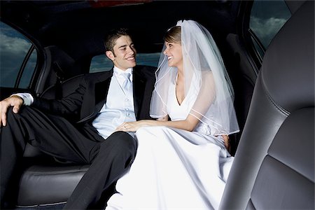 simsearch:640-01349457,k - Close-up of a newlywed couple sitting in a car and looking at each other Foto de stock - Sin royalties Premium, Código: 640-02767996