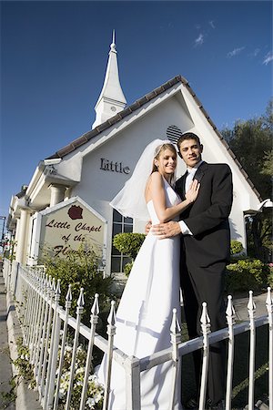 simsearch:673-02386650,k - Portrait of a newlywed couple standing in front of a chapel and smiling Foto de stock - Sin royalties Premium, Código: 640-02768005