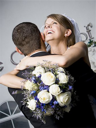 simsearch:640-01351306,k - Gros plan d'un couple de jeunes mariés embrassant mutuellement et souriant Photographie de stock - Premium Libres de Droits, Code: 640-02768015