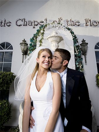 simsearch:640-02768117,k - Junger Mann küsst seine Braut vor einer Kapelle Stockbilder - Premium RF Lizenzfrei, Bildnummer: 640-02768010