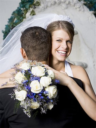 simsearch:673-02386640,k - Portrait d'un couple de jeunes mariés embrassant Photographie de stock - Premium Libres de Droits, Code: 640-02768012