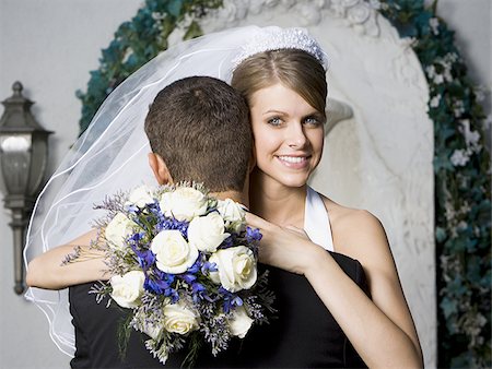 simsearch:673-02386640,k - Portrait d'un couple de jeunes mariés embrassant Photographie de stock - Premium Libres de Droits, Code: 640-02768013