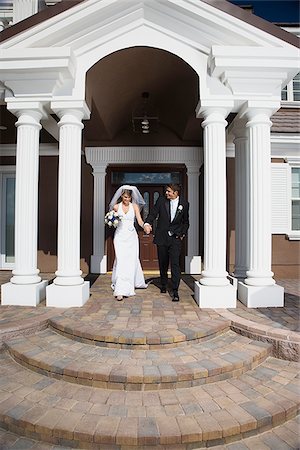 simsearch:640-01349457,k - Newlywed couple walking down the steps in front of a building Foto de stock - Sin royalties Premium, Código: 640-02768105