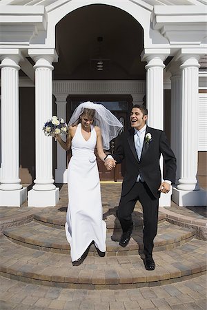 simsearch:640-01351306,k - Couple de jeunes mariés en descendant les marches devant un immeuble Photographie de stock - Premium Libres de Droits, Code: 640-02768107
