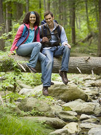 simsearch:640-01351688,k - Portrait d'un jeune couple assis sur un tronc d'arbre Photographie de stock - Premium Libres de Droits, Code: 640-02768289