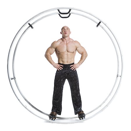 Bodybuilder mâle posant en roue allemande Photographie de stock - Premium Libres de Droits, Code: 640-02768635