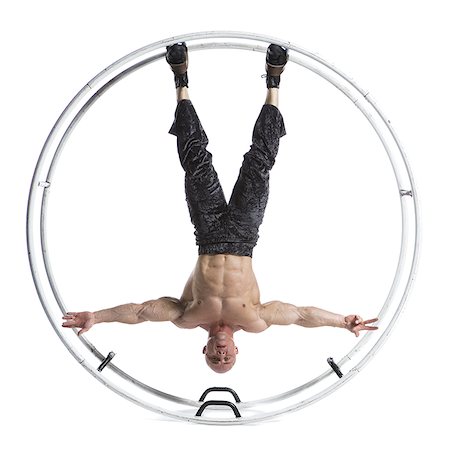 Bodybuilder mâle posant en roue allemande Photographie de stock - Premium Libres de Droits, Code: 640-02768637