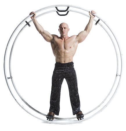 Male bodybuilder posing in German wheel Foto de stock - Sin royalties Premium, Código: 640-02768638